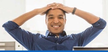 Jeune professionnel faisant un plan, les mains sur la tête.