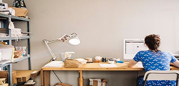 Femme travaillant assise à son bureau