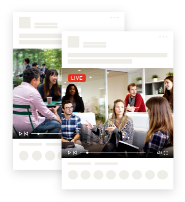 De jeunes membres LinkedIn discutent dans un bureau